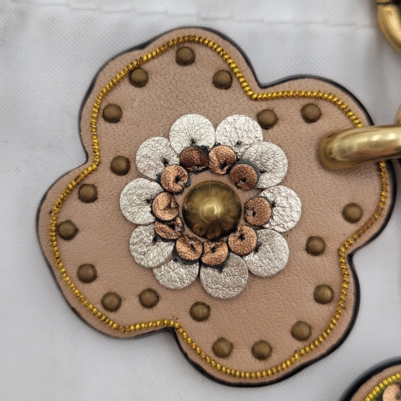 💥NWT💥 Coach Tea Rose w/ Sequins Bag Charm - Picture 4 of 7